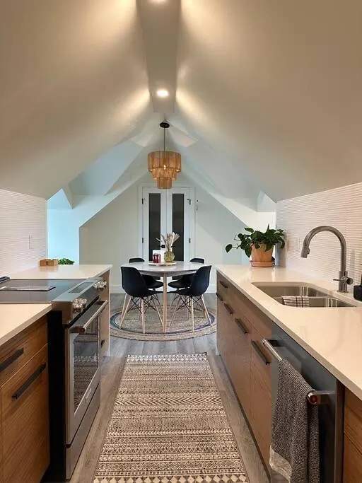 Holiday home Heritage-Inspired Guesthouse - Luxe Bath & Elegant Ceilings Edmonton