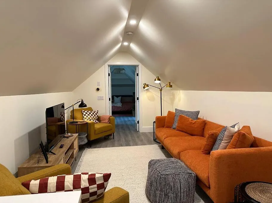 Heritage-Inspired Guesthouse - Luxe Bath & Elegant Ceilings Edmonton Holiday home