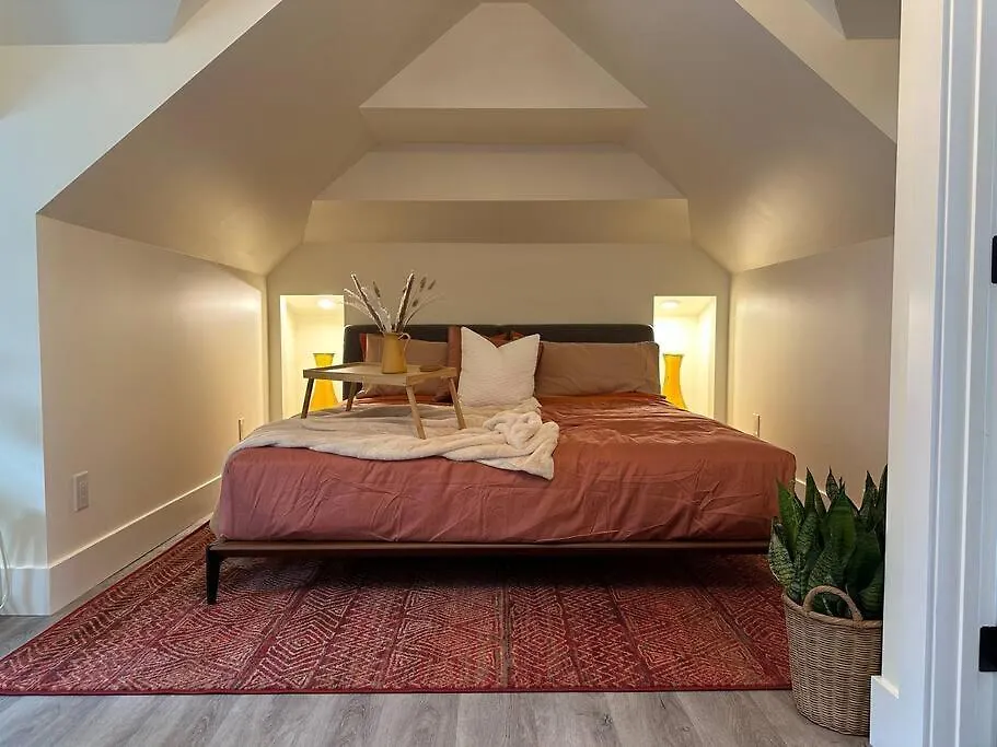Heritage-Inspired Guesthouse - Luxe Bath & Elegant Ceilings Edmonton