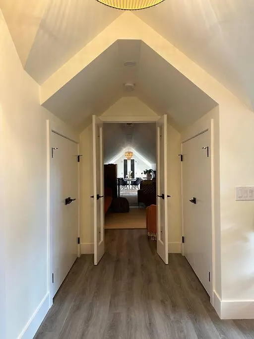 Heritage-Inspired Guesthouse - Luxe Bath & Elegant Ceilings Edmonton Holiday home