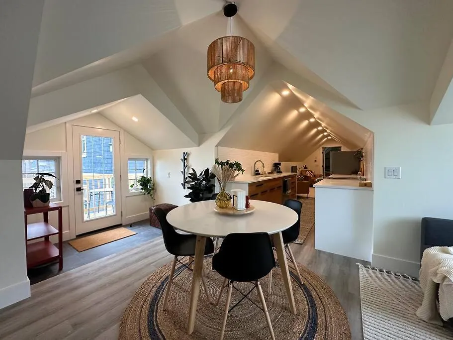 Holiday home Heritage-Inspired Guesthouse - Luxe Bath & Elegant Ceilings Edmonton